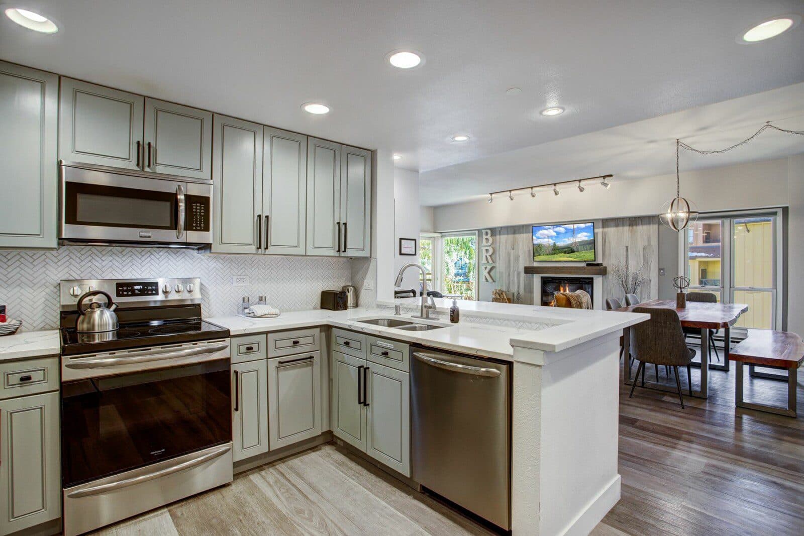 Lavish Condo - Image 10