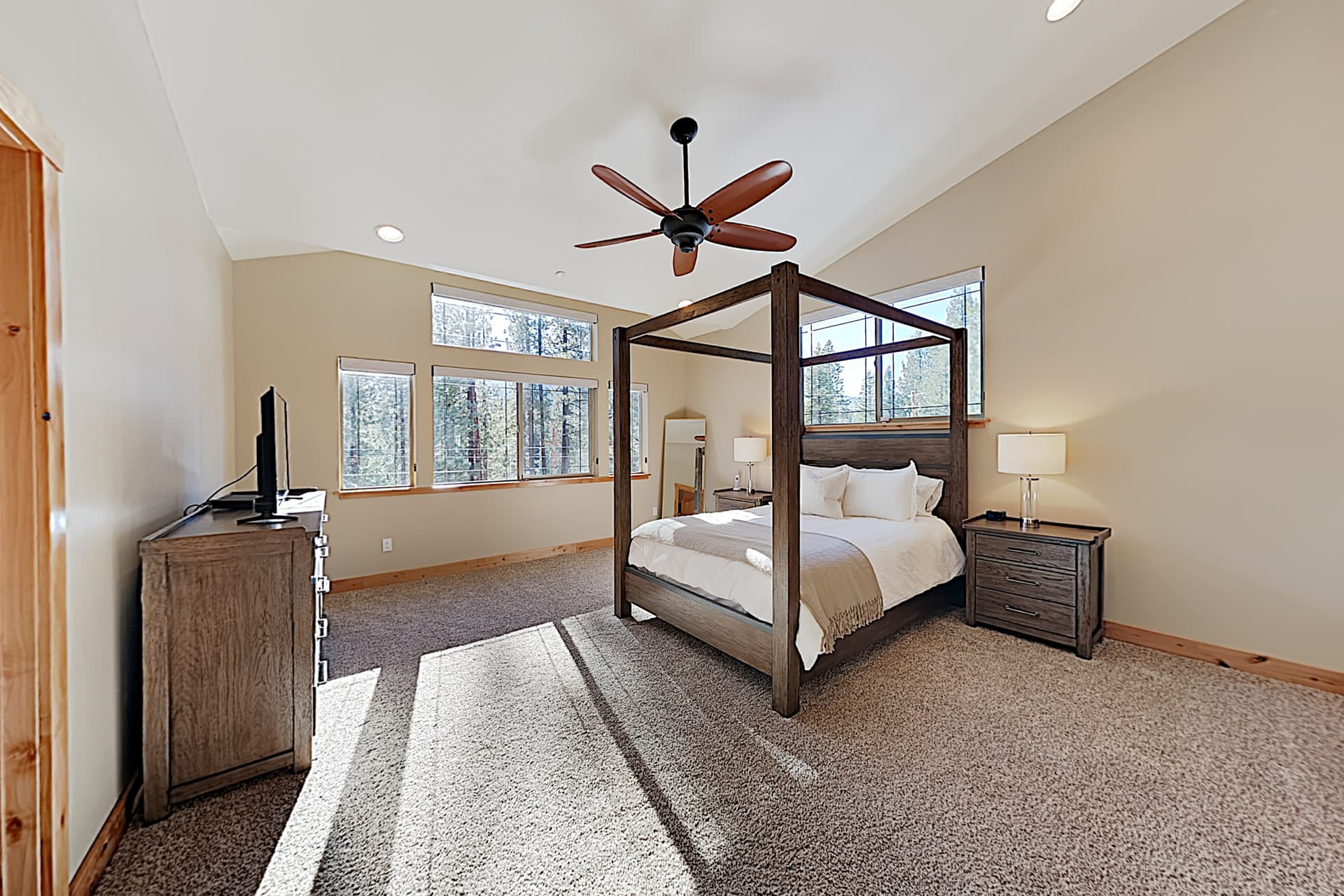 Luxury Mountain Retreat House - Image 11