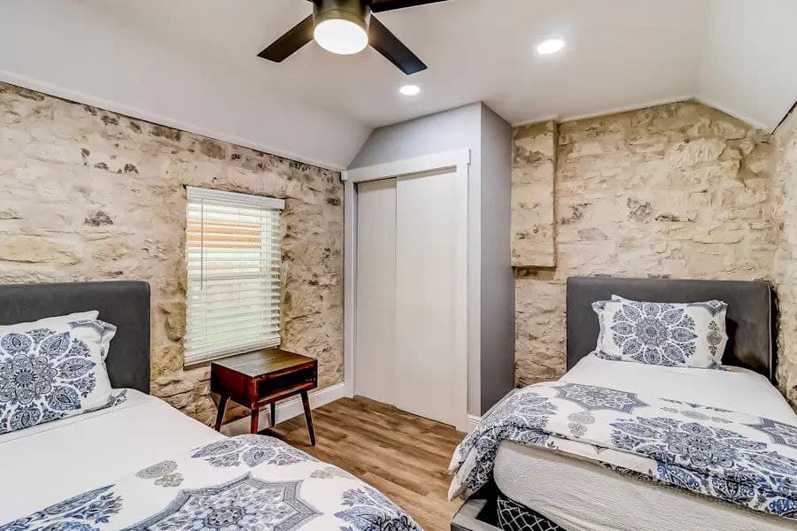 Downtown Charmer - Image 22