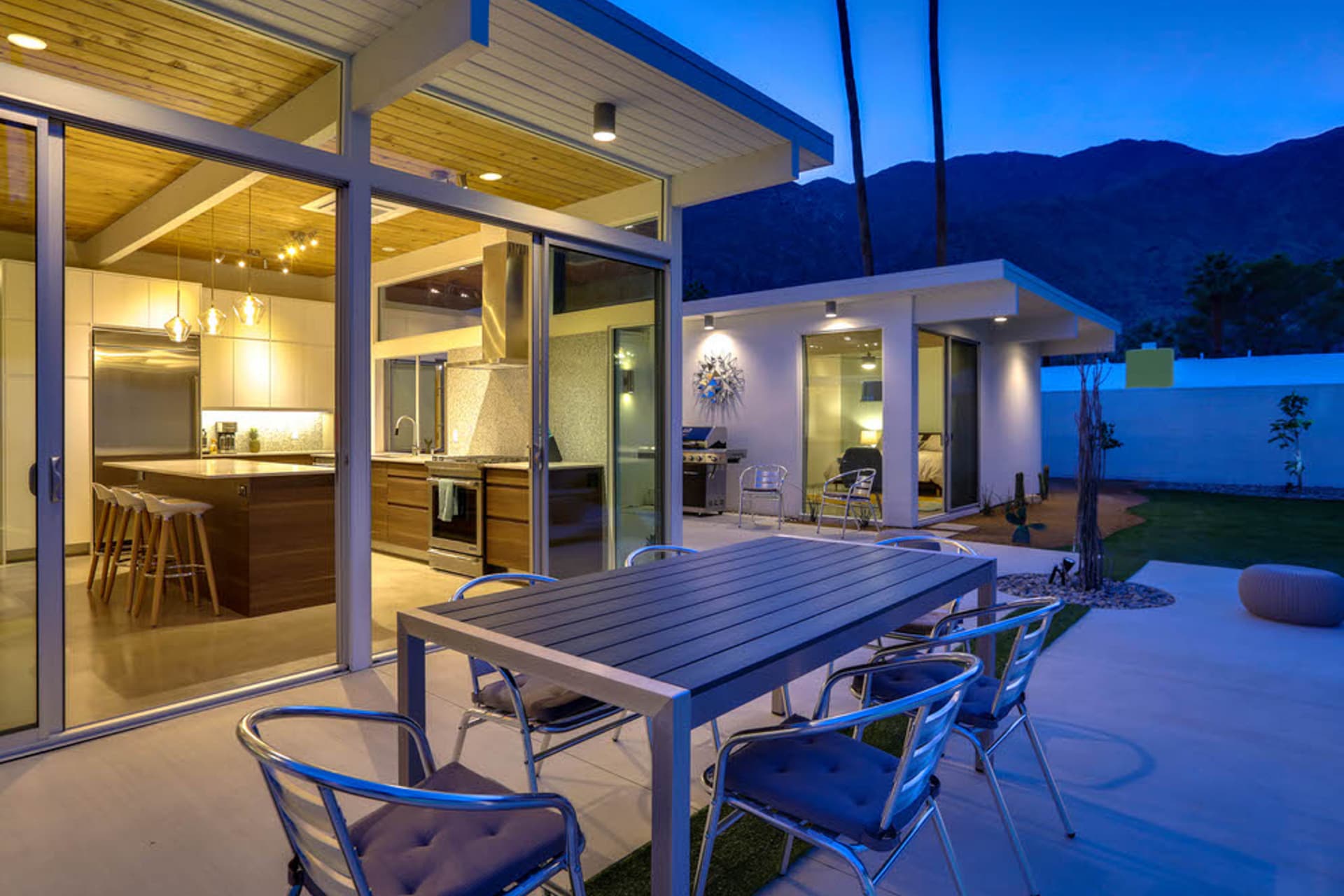 Regal Contemporary House - Image 25