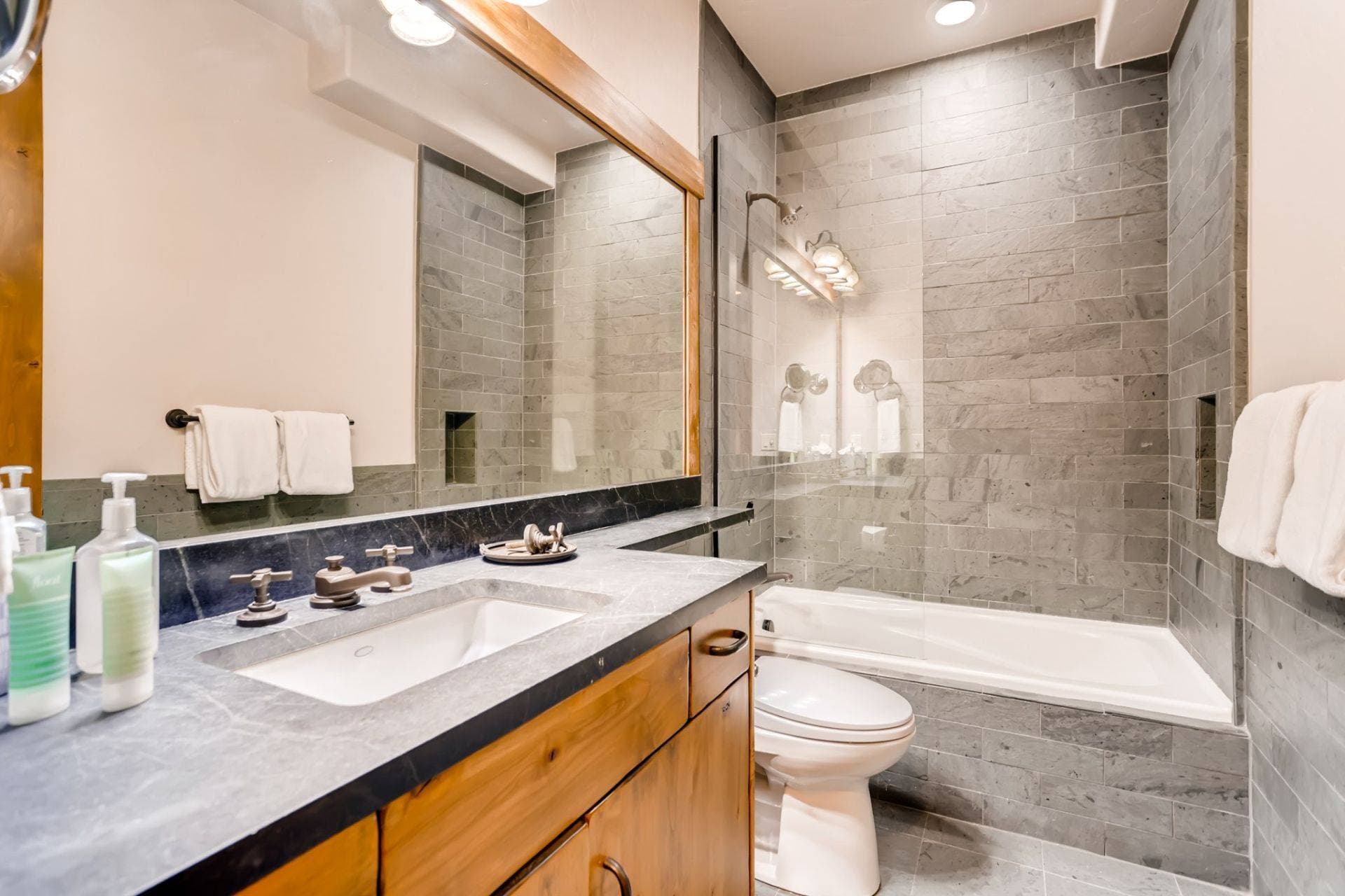 Snowy Pines House - Image 20