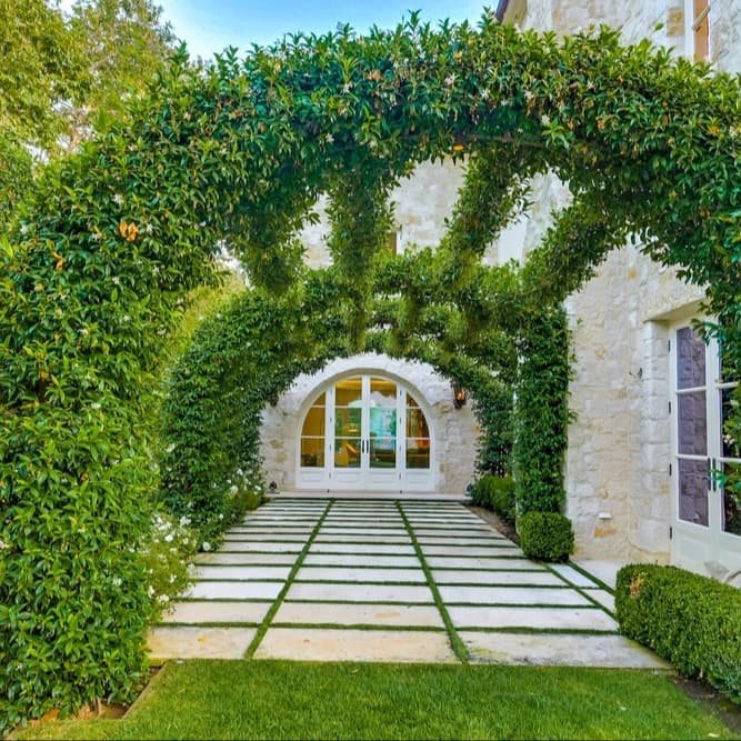 Chateau Serra Malibu - Image 4