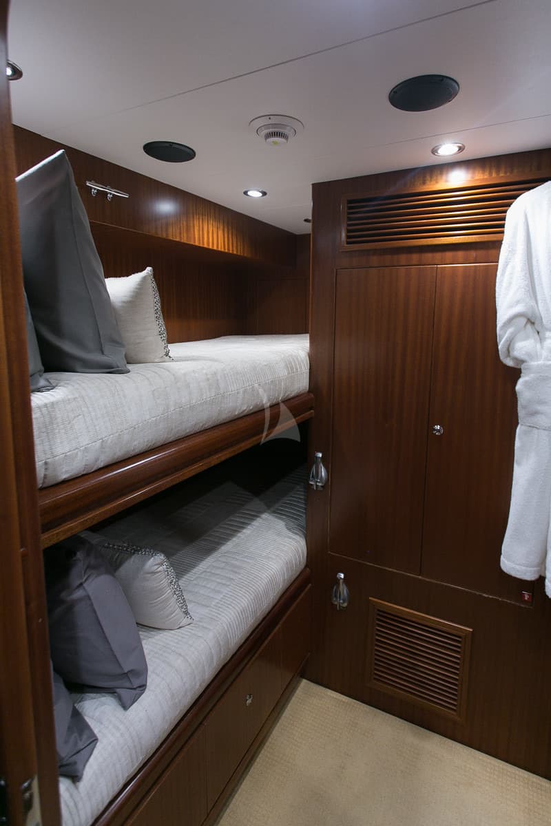 Beachfront Yacht - Image 11