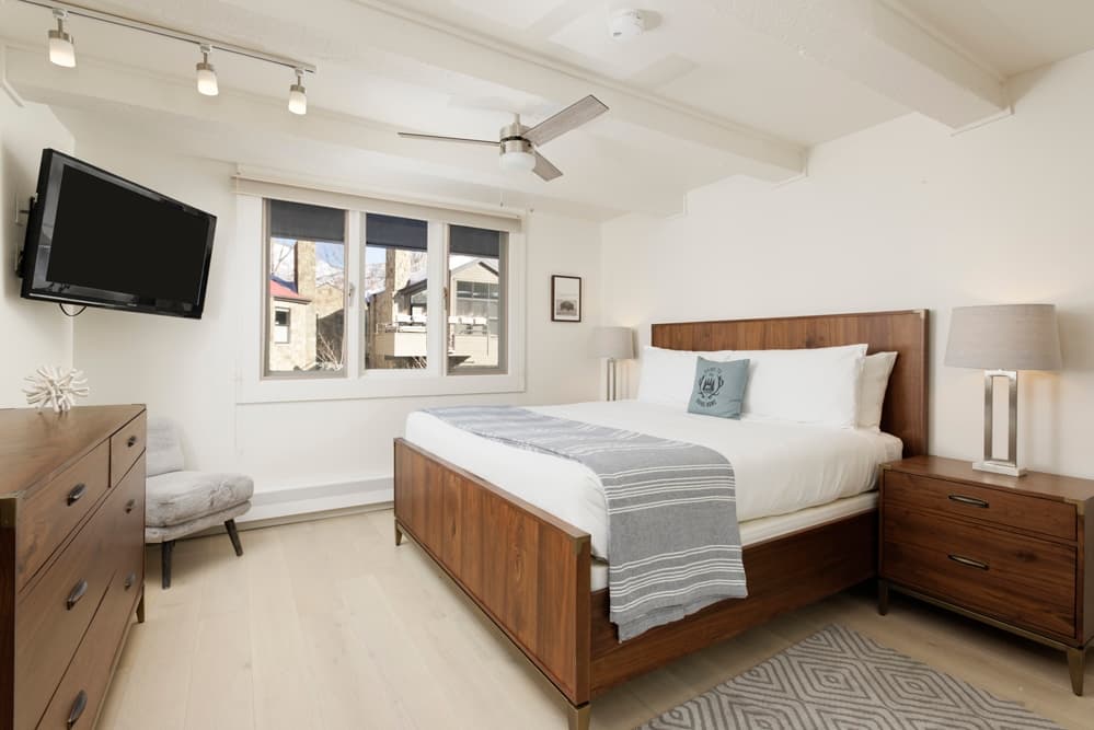 Chateau Snow - Image 2