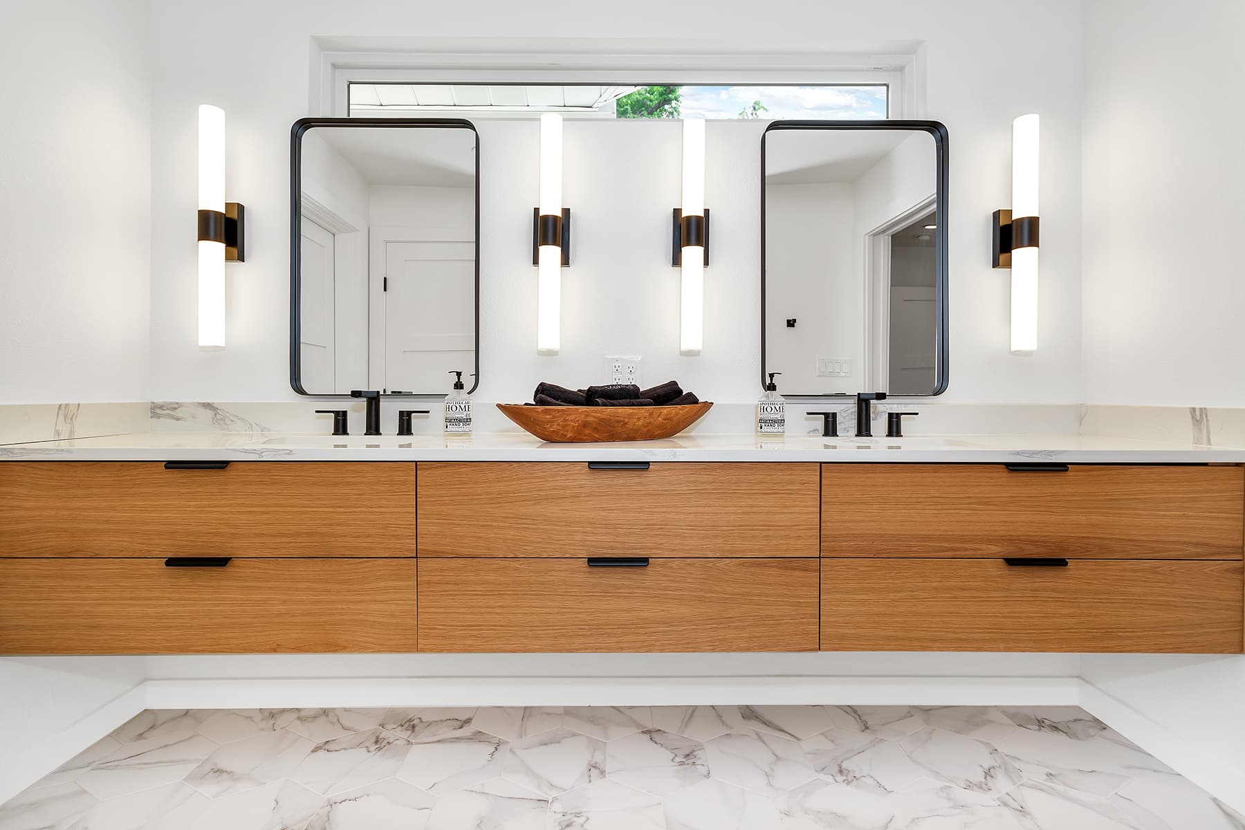 Burbank Casa Blanca - Image 6