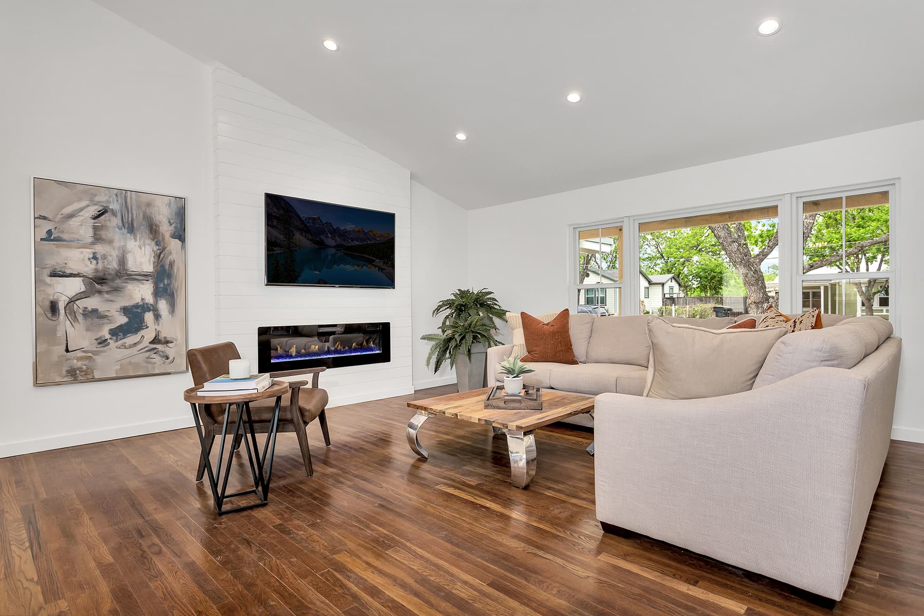 Burbank Casa Blanca - Image 10