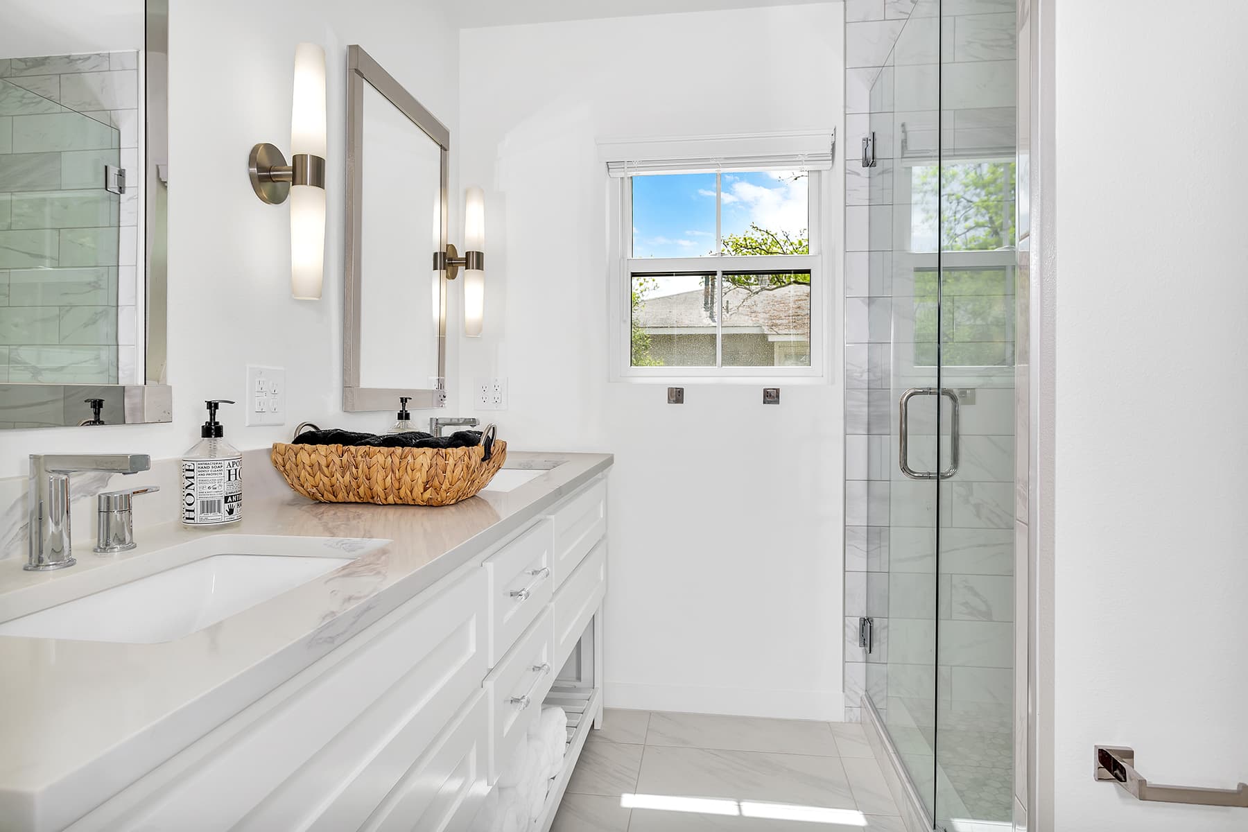 Burbank Casa Blanca - Image 12