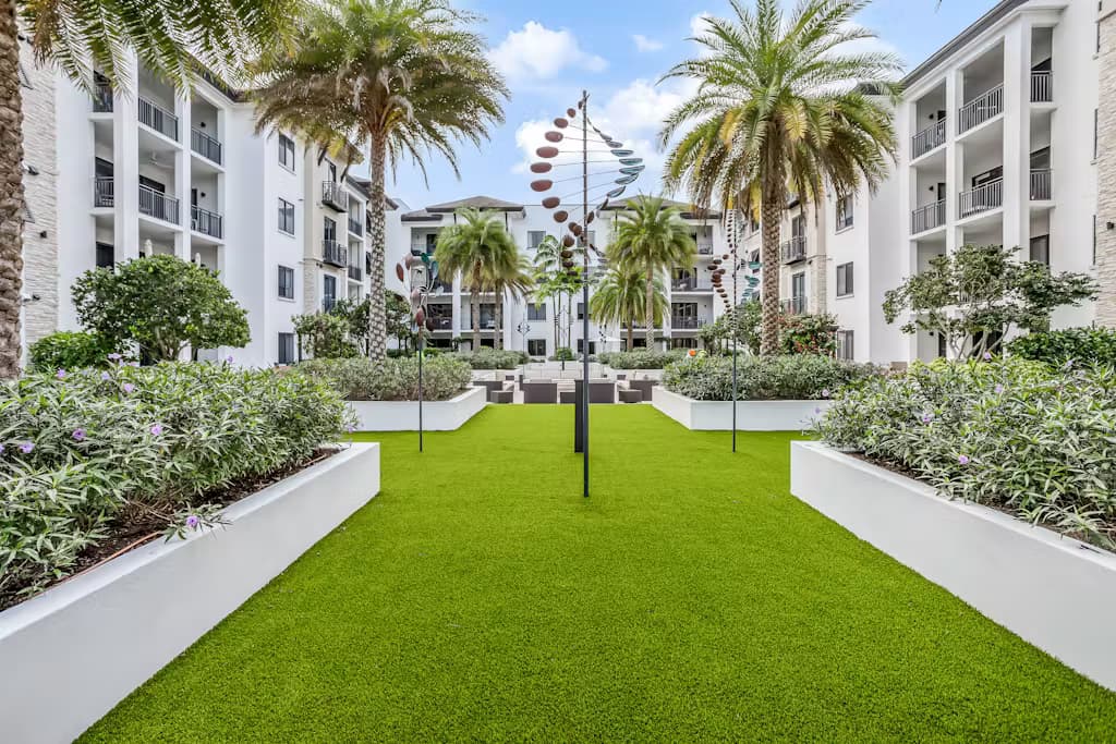 Naples Square Paradise - Image 26