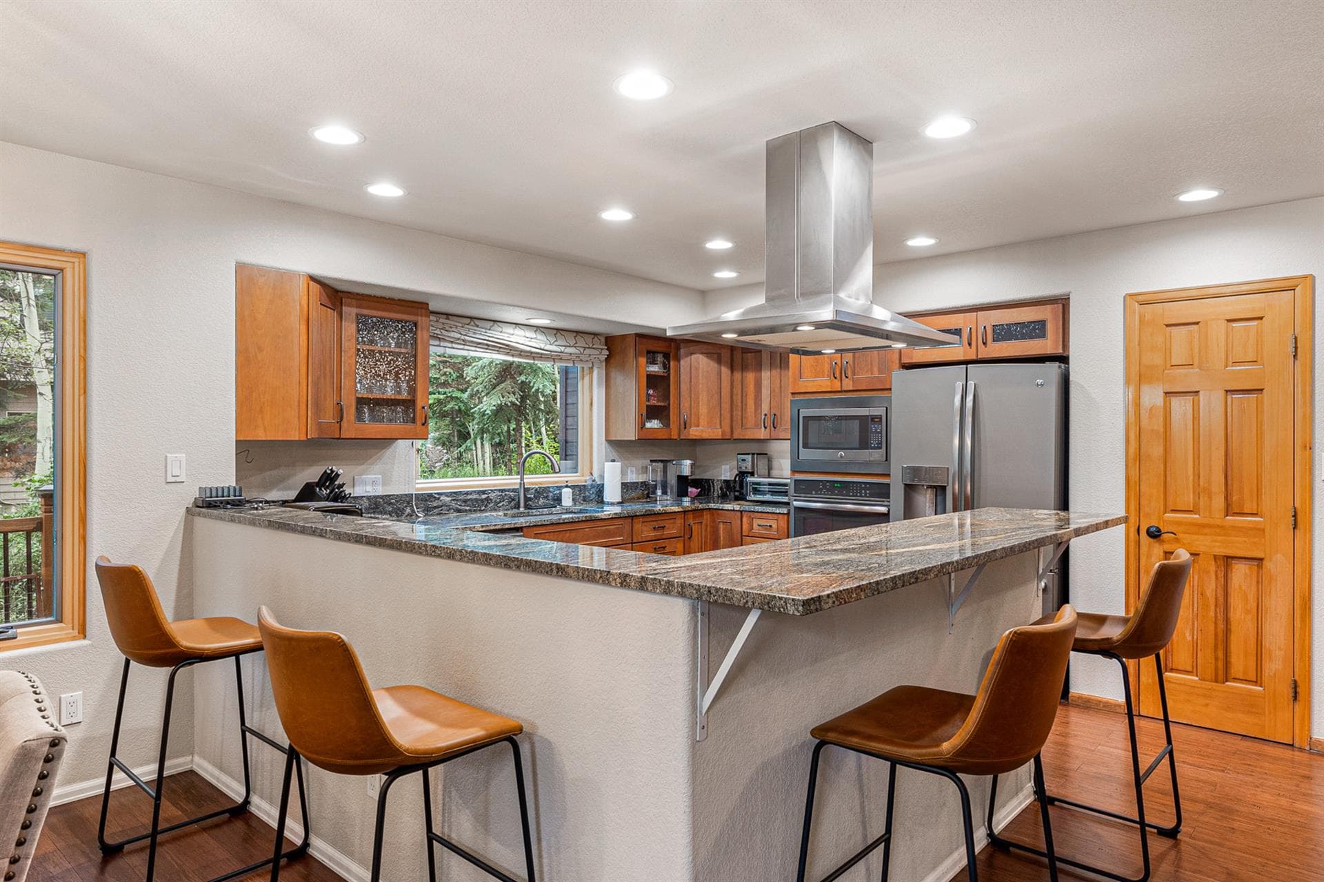 Burgundy House - Image 22