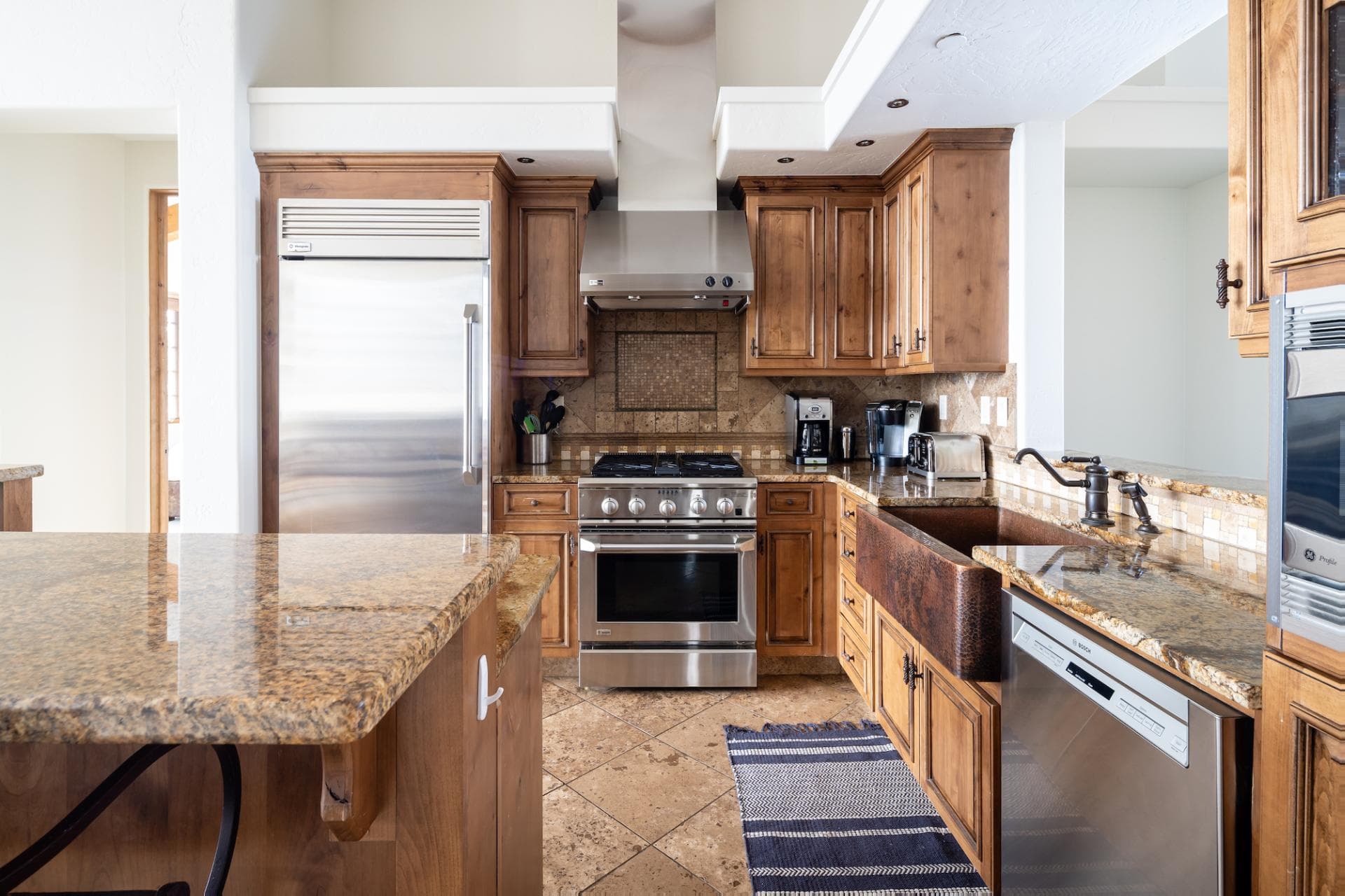 Big View Luxury Suite - Image 7