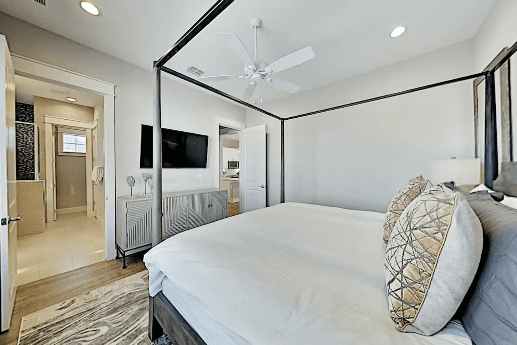 Sleek Beach Home - Image 14