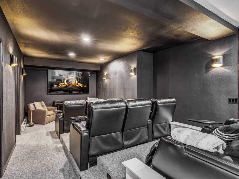 Lakeshore Luxury Chalet - Image 7