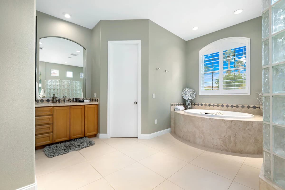 Lake View Home - Image 19