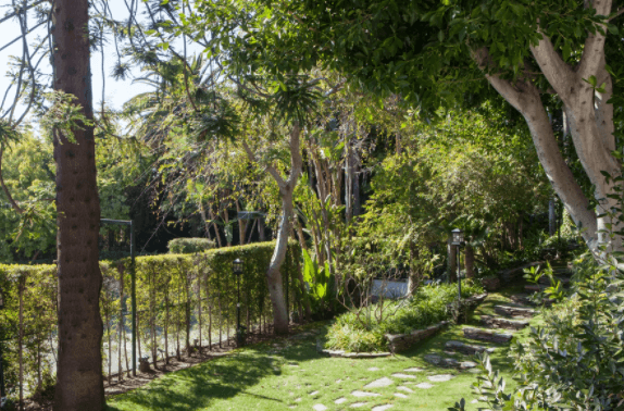 Hillside House - Image 35