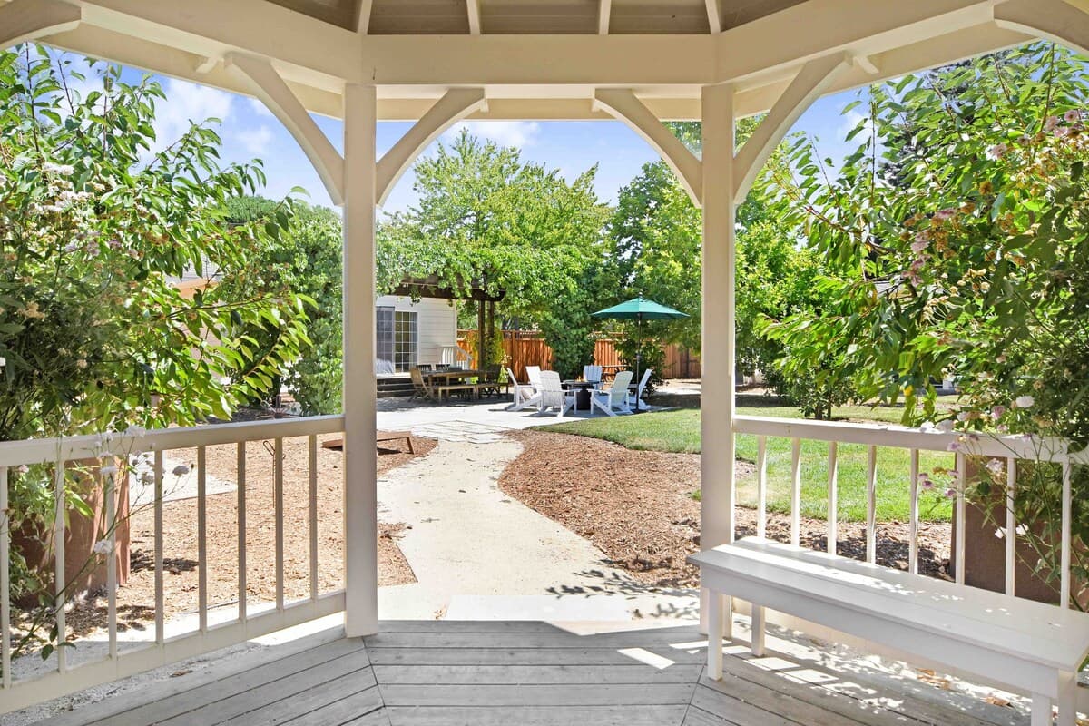 Newcomb Vineyard Escape - Image 24