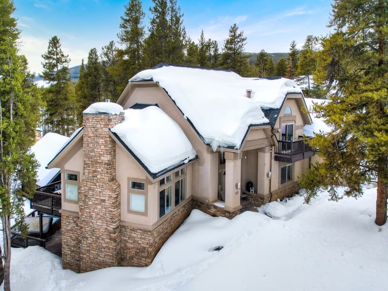 Lakeshore Luxury Chalet - Image 64