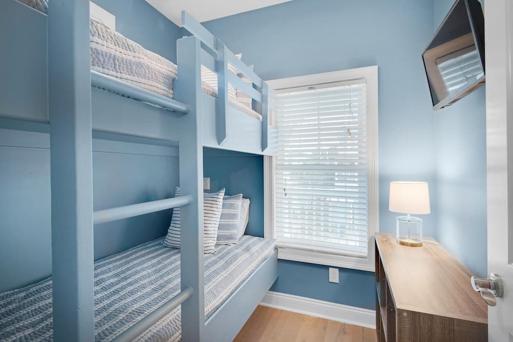 Dock Holiday - Image 4