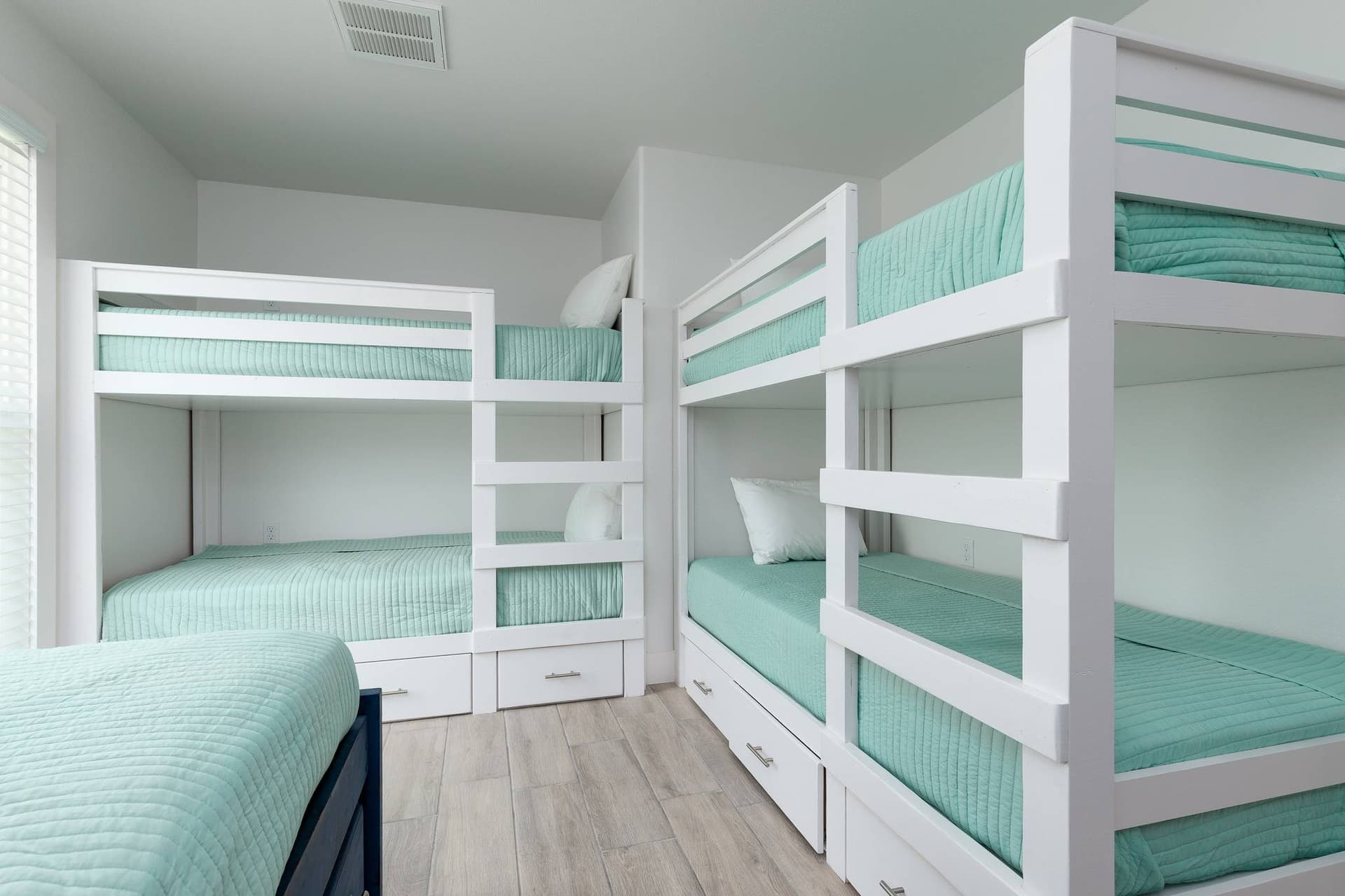 Skiff House - Image 19