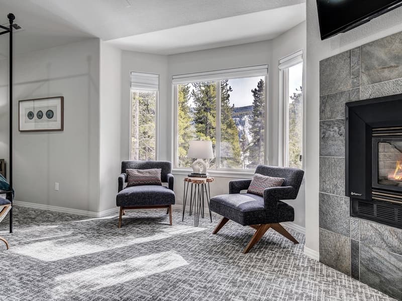 Lakeshore Luxury Chalet - Image 27