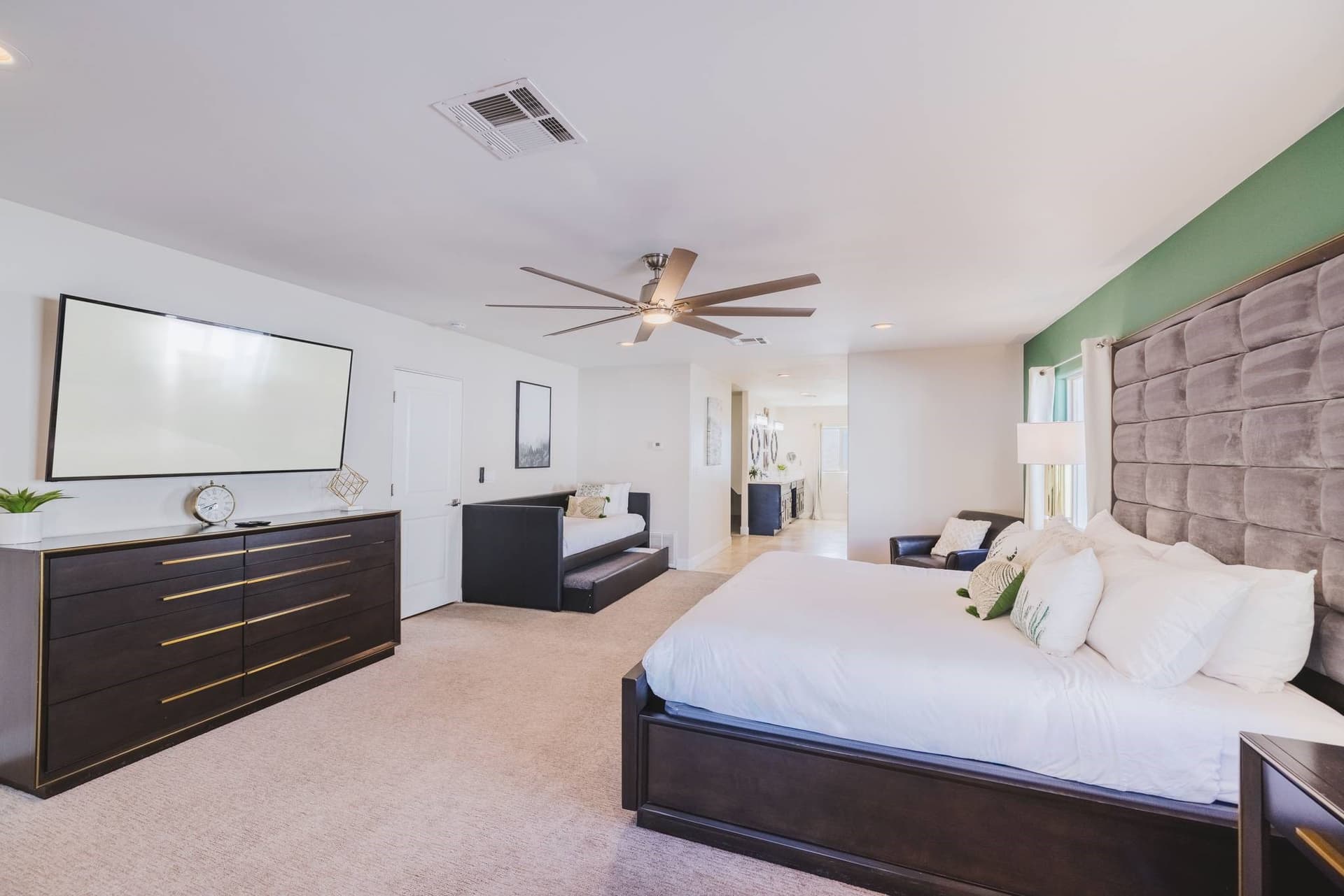 Luxe Resort Retreat - Image 18