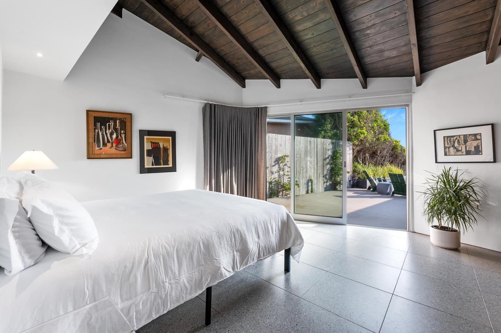 Beachfront Modern Retreat - Image 16