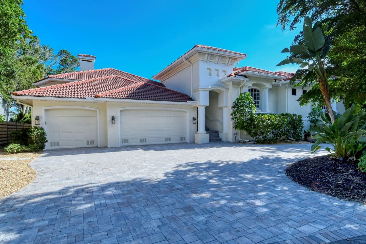 Sunburst Courtyard - Image 4