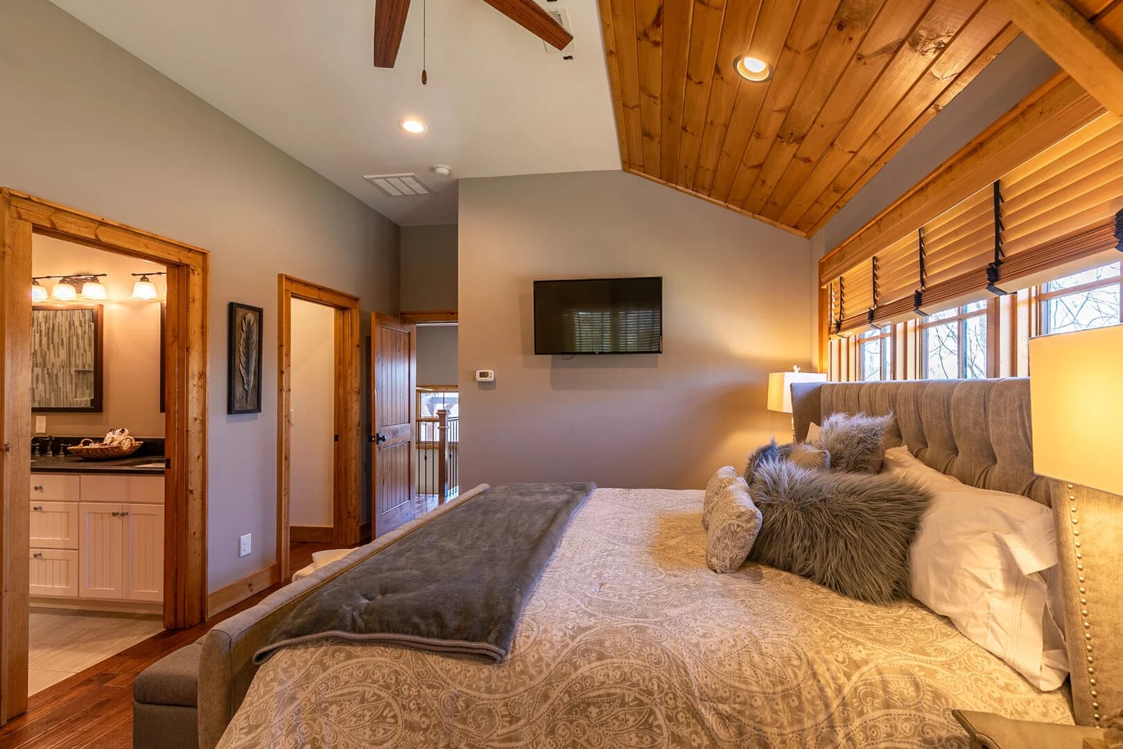 Grin Inn Bear - Image 16