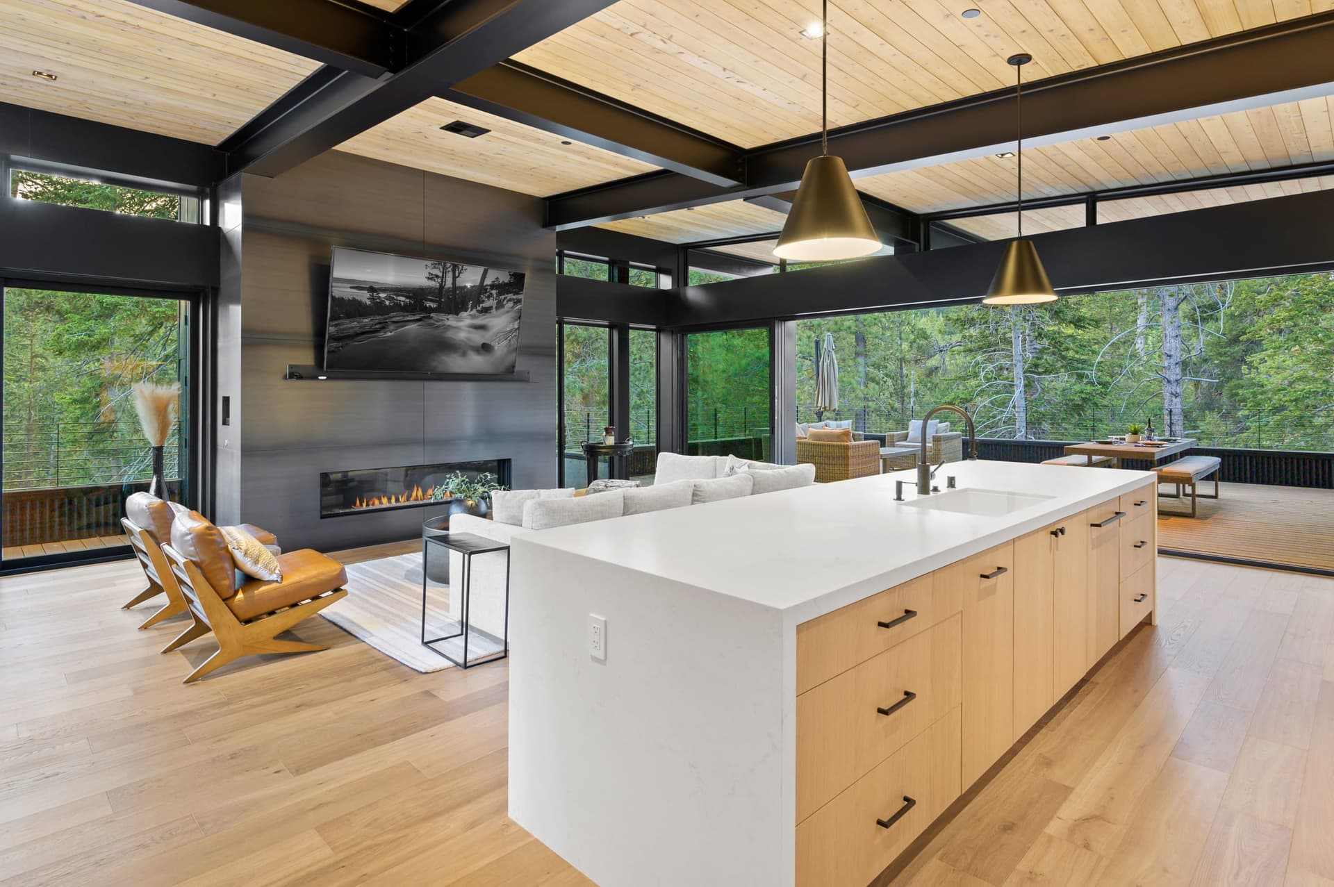 Modern Creekside Retreat - Image 5