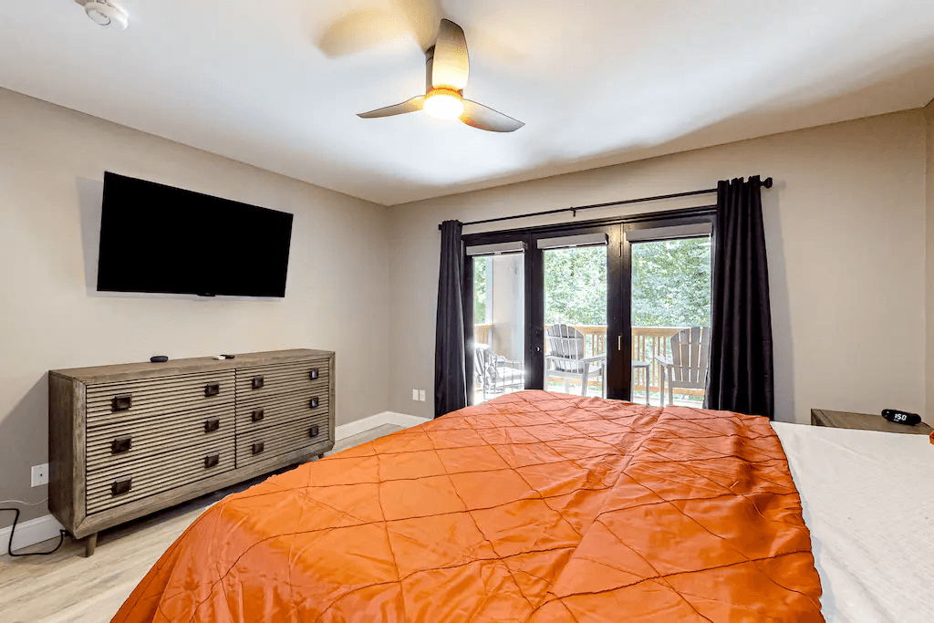 Still Lake Getaway - Image 8