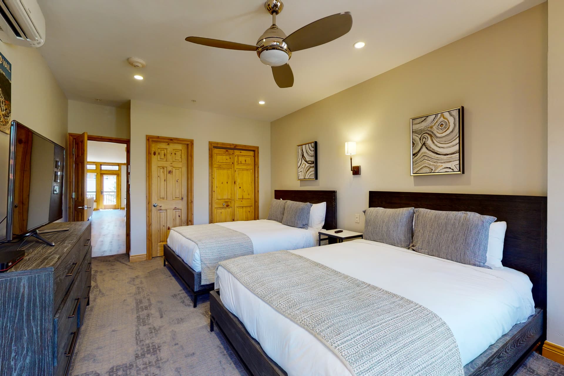 Lion Square East #215 - Image 17