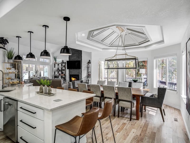 Lakeshore Luxury Chalet - Image 16