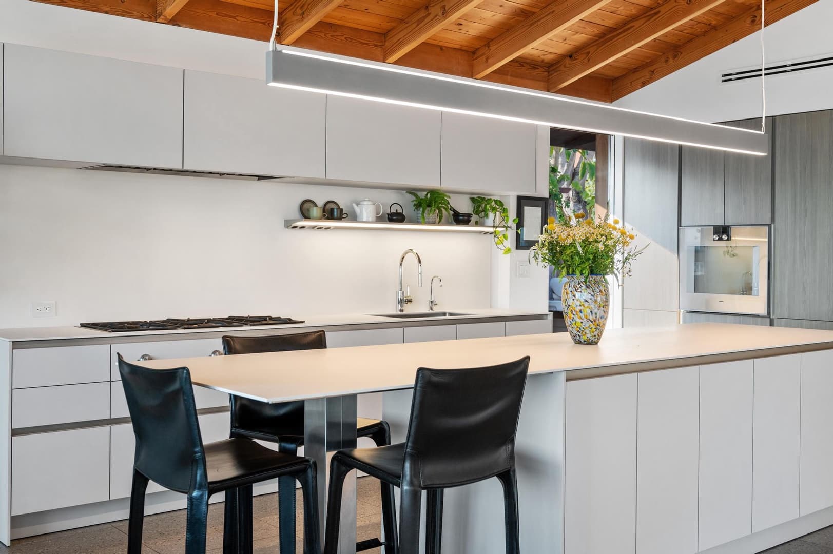 Beachfront Modern Retreat - Image 8