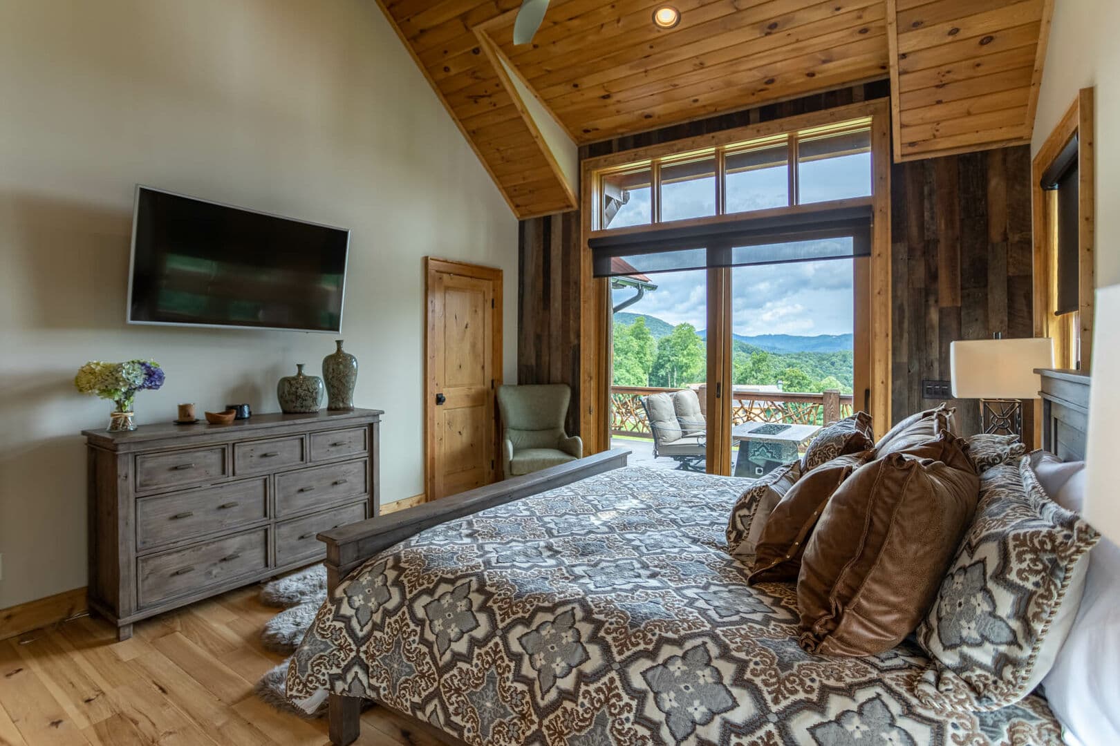 Lazy Bear Home - Image 10