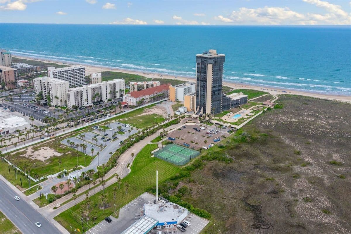 Bridgepoint Residence - Image 37