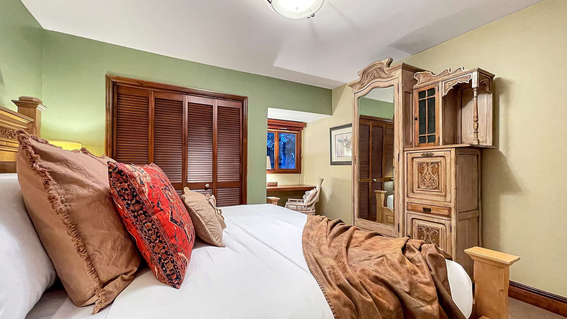 Whispering Waters Chalet - Image 11