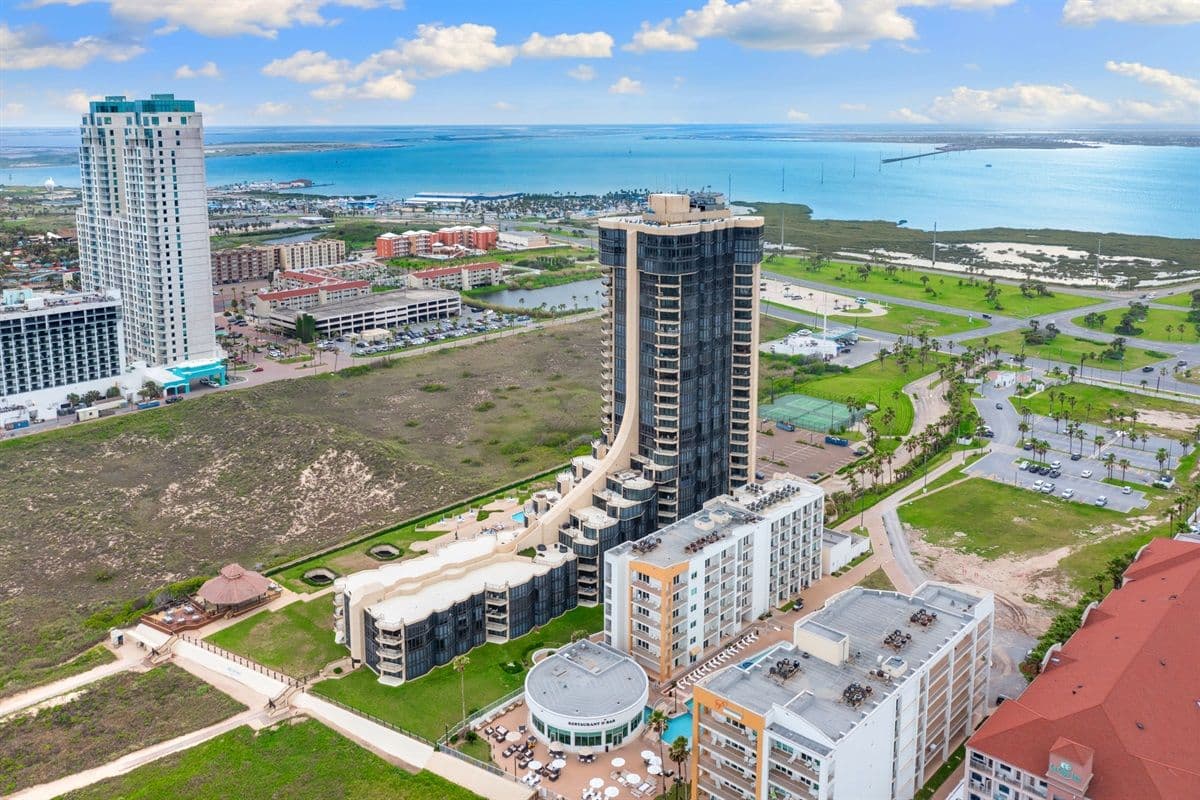 Bridgepoint Residence - Image 43