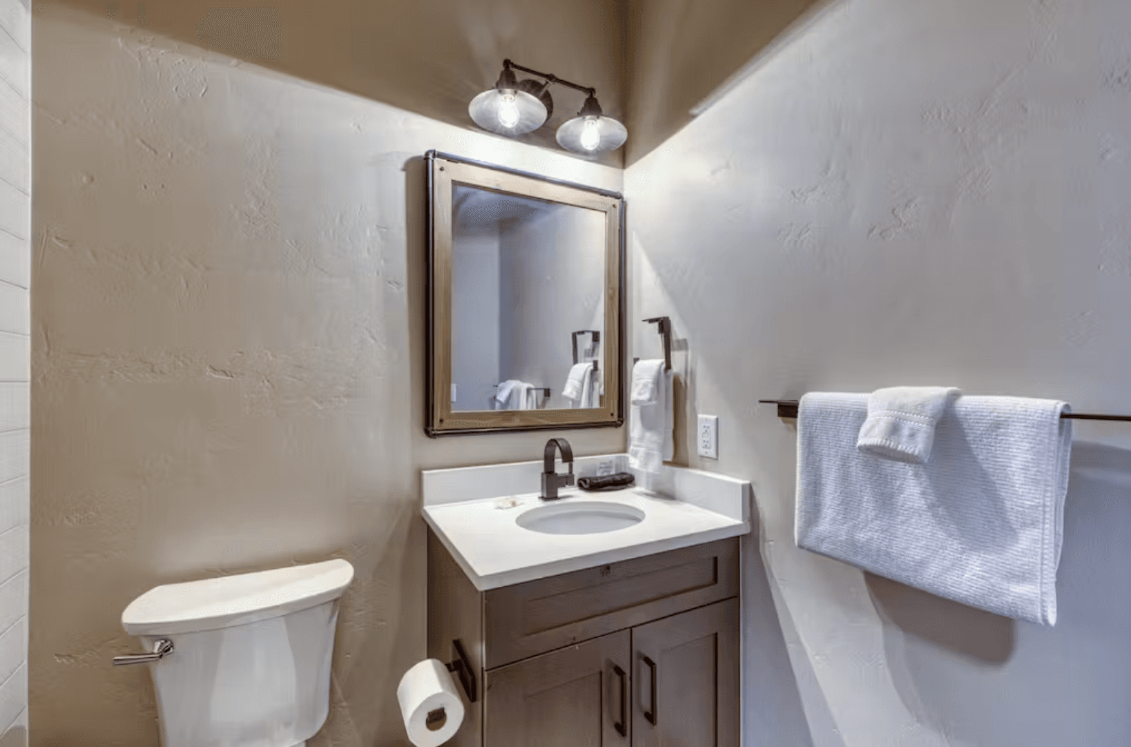 2nd Ave Luxury Condo - Image 10