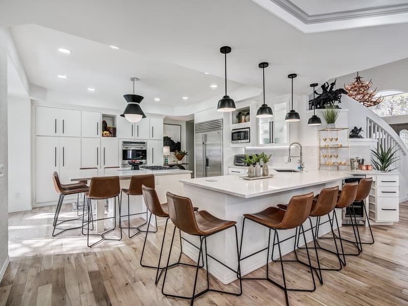 Lakeshore Luxury Chalet - Image 5