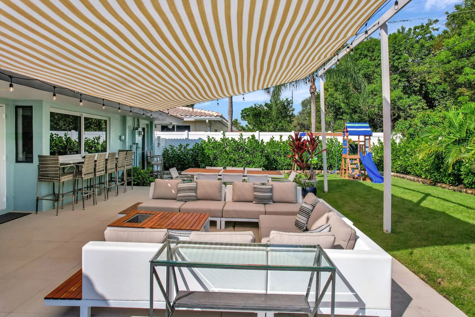 Palms and Playhouse - Image 32