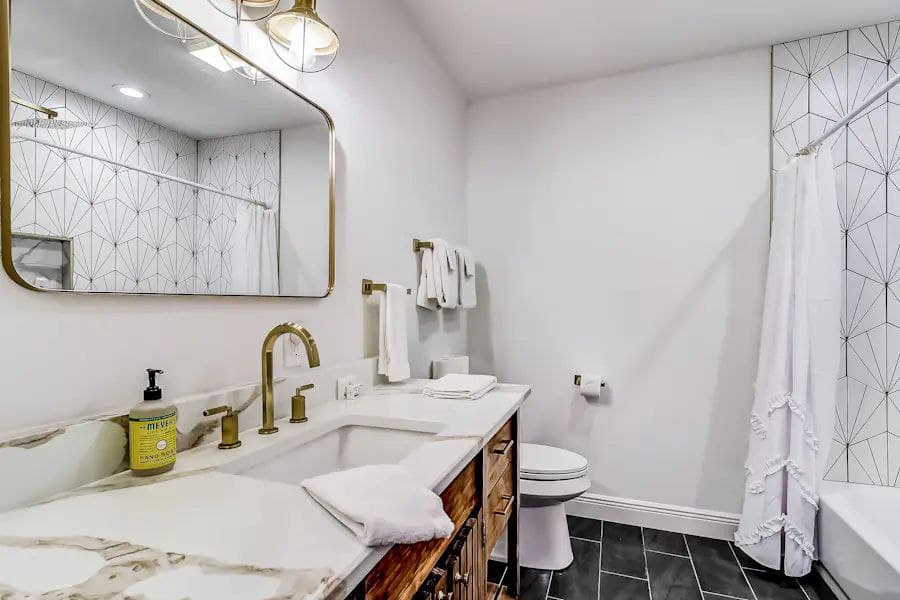 Downtown Charmer - Image 19