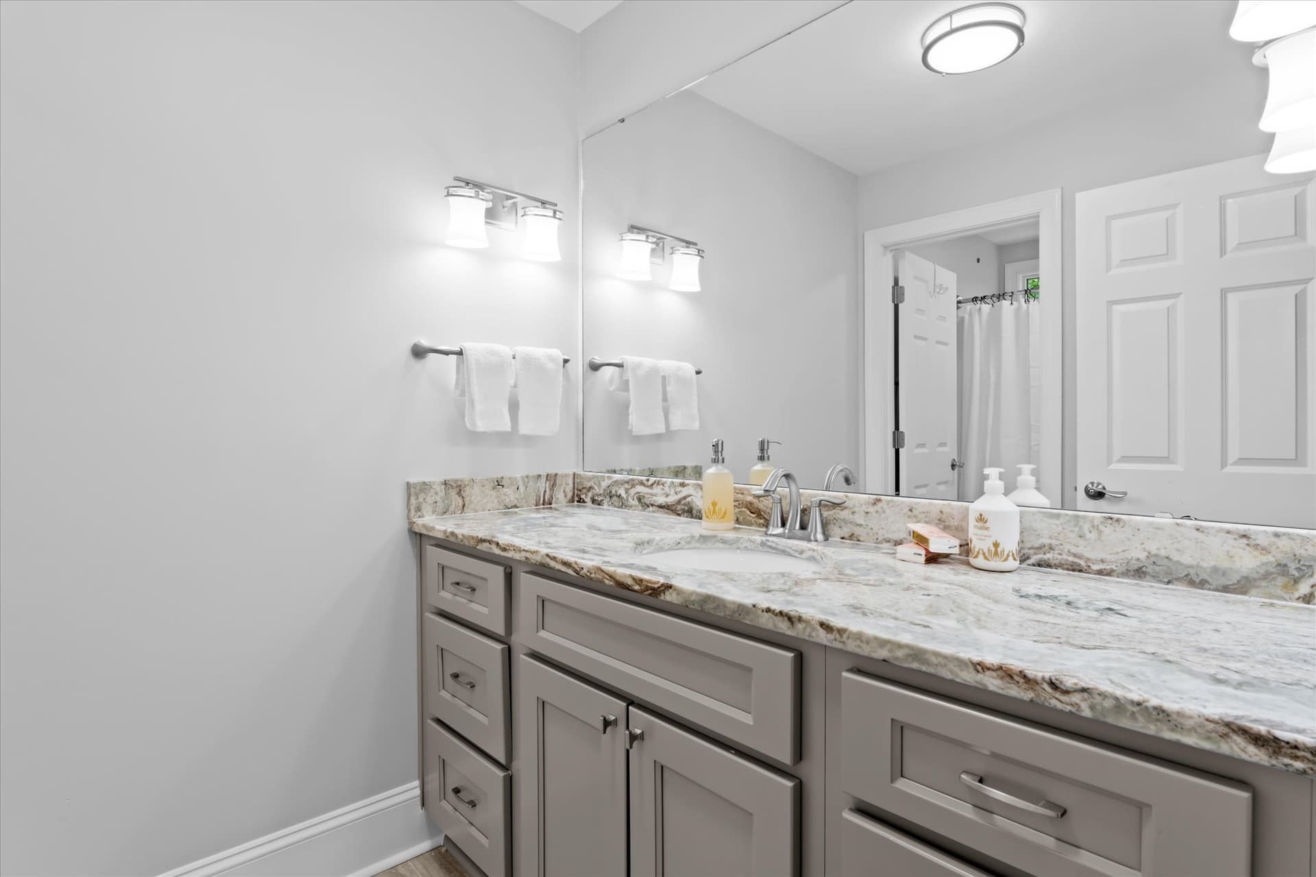 Grand Bay - Image 40