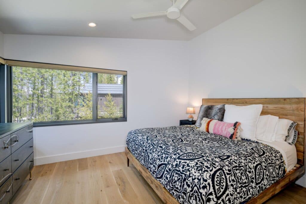 Lake Cabin #12 - Image 11