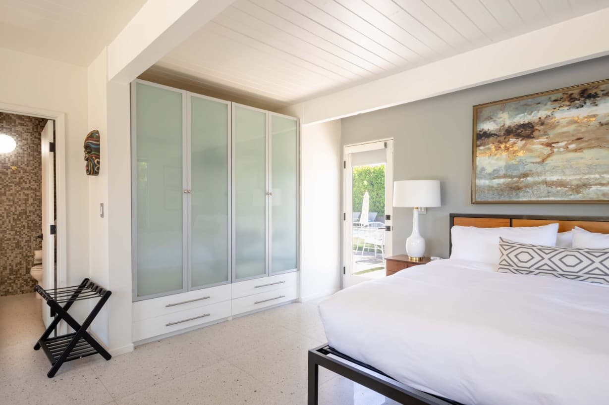 Hugh Kaptur's Mid Century Modern Oasis - Image 17