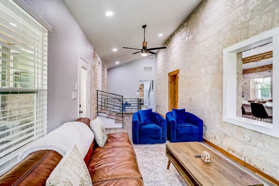 Downtown Charmer - Image 4