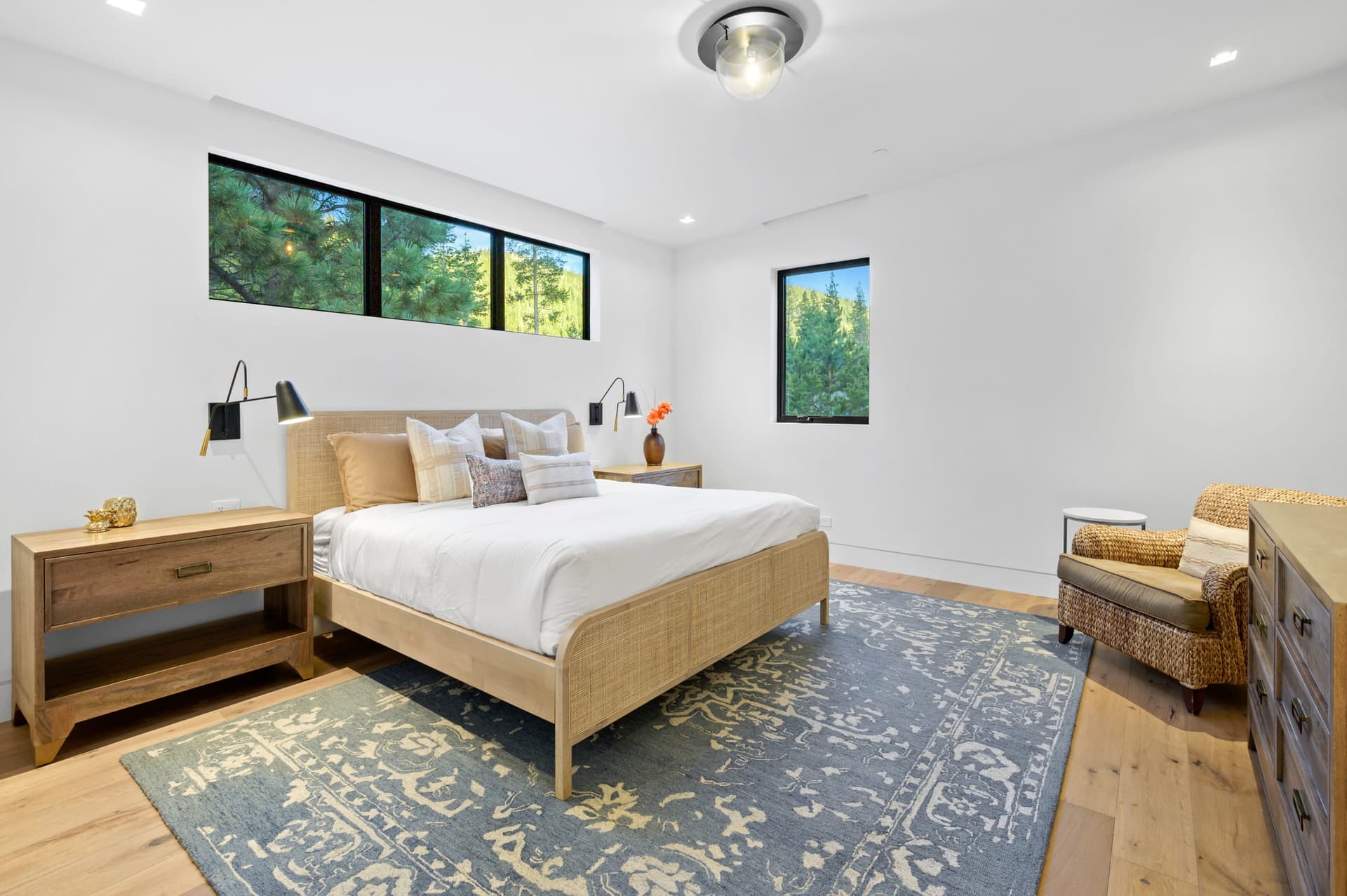 Modern Creekside Retreat - Image 18