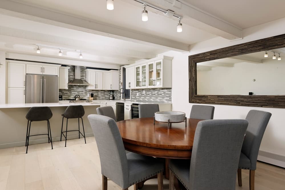 Chateau Snow - Image 2