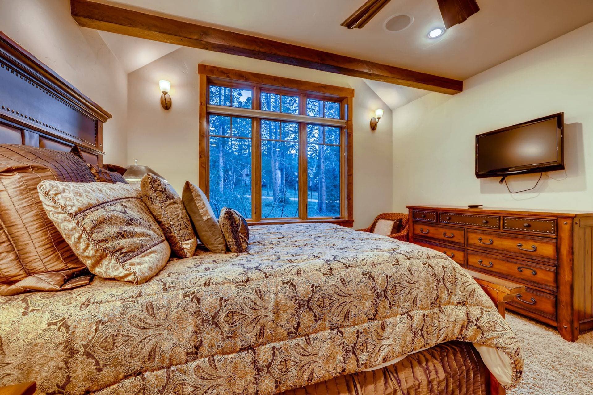 Bear Tracks Lodge - Image 9