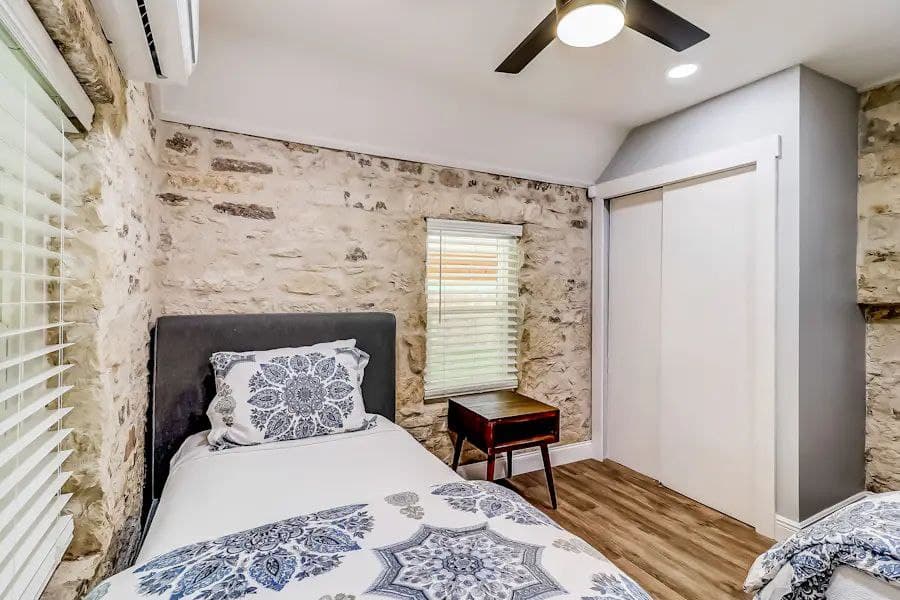 Downtown Charmer - Image 23