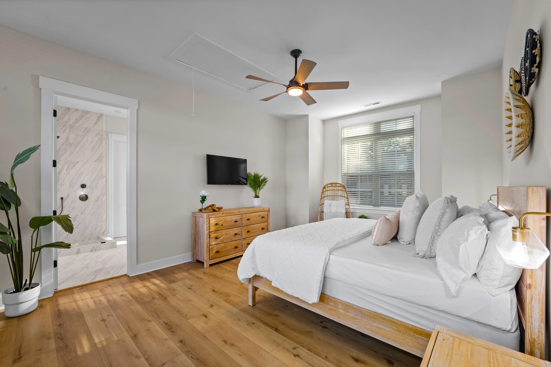 Hogan Crest - Image 21