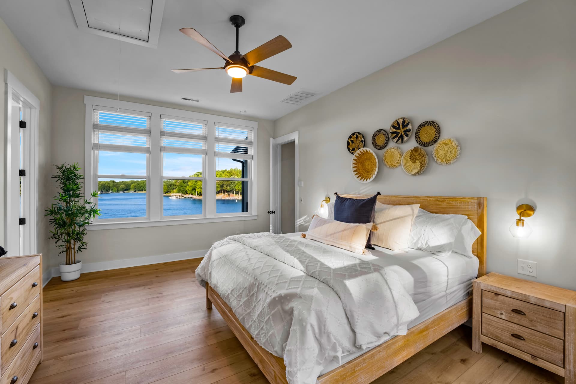 Hogan Crest - Image 26